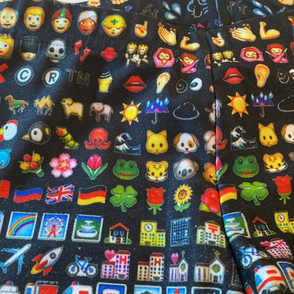 EMOJI KIDS LEGGINGS WITH MANY EMOJIS FOR A 6-7 YEAR OLD - Picture 5 of 12